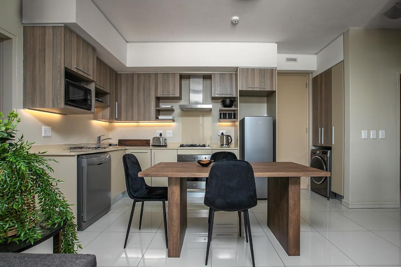 The Tyrwhitt Rosebank Apartments (Adults Only) โจฮันเนสเบิร์ก ภายนอก รูปภาพ